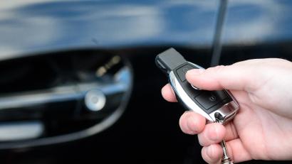 Symbolbild: Sina Schuldt, dpa
 Keyless Go macht einen klassischen Schlüssel überflüssig, kann aber mit krimineller Energie auch anderen ungewollt Zugang verschaffen.