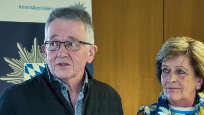 Bild: Stephan Huber
Fritz Seegerer sollte Opfer eines Schockanrufs werden. Doch nicht mit ihm. Er überlistete mit Ehefrau Maria und der Hilfe der Polizei einen der Betrüger. Nun wurden sie zum Pressegespräch zum Thema Callcenterbetrug geladen.