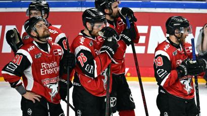 Bild: Federico Gambarini/dpa
Kölns Kapitän Moritz Müller (l.) ist wieder kein deutscher Meister geworden.