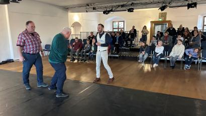 Bild: ck
Mit einer kleinen Probe machen die Darsteller Gerhard Wölfel (links) und Gerhard Kühner (Mitte) Lust auf mehr. Stadtbühnen-Vorsitzender Johannes Pausch (rechts) leitet die Proben. Beim Kultursommer 2026 präsentiert die Stadtbühne Vohenstrauß das Volksstück "Der Geisterbräu" und das Kinderstück "Rapunzel".