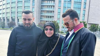 Bild: Linda Say/dpa
Die Hinterbliebenen der in Istanbul verstorbenen Familie aus Hamburg sind zum Prozessauftakt in Begleitung ihres Anwalts Yasar Balci (rechts) erschienen.