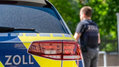 Symbolbild: Leonie Asendorpf/dpa
Ermittler des Zollfahndungsamtes sichern bei Durchsuchungen in Bayern Beweismaterial und Wasserpfeifentabak mit mutmaßlich falschen Steuerzeichen.