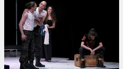 Bild: Peter Ringeisen
Der griechische Krieger Ajax (Tobias Haller, links) hat in einem Wahn Schafe getötet statt seinen Konkurrenten Odysseus. Sein Halbbruder Teukros und seine Frau Tekmessa (Wolfgang Schrüfer, Judith Gleixner) versuchen es ihm schonend beizubringen; sein Sohn Eurysakes (Fabian Käs, rechts) schämt sich für seinen Vater.