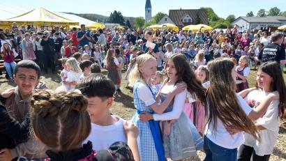 Archivbild: Petra Hartl
Kirwa Ammersricht. Die Grund- und Mittelschule von Ammersricht gestaltet den Kirwa-Montag mit Tänzen, Volkstänzen und Gesang.