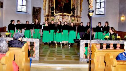 Bild: ds
Dreizehn jungen Sängerinnen, ihrer Chorleiterin Katrin Heidner und am Schlagzeug Daniele Ludwig, gelang es hervorragend, die Zuhörer im vollbesetzten Gotteshaus von St. Nikolaus mehr als 90 Minuten mit temperamentvollem Chorgesang zu begeistern.