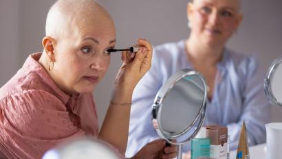 Symbolbild: Patric Fouad, DKMS
Beim Kosmetikseminar der DKMS lernen Frauen nicht nur Dinge über Pflege und Schminke. Sie lernen auch andere Betroffene kennen.