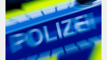 Bild: Rolf Vennenbernd/dpa
Polizeieinsatz nach einem Überfall auf ein Juweliergeschäft in Herzogenaurach: Ein Tatverdächtiger wurde festgenommen, nach einem zweiten wird gefahndet. (Symbolbild)