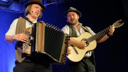 Bild: mab
So kennt und schätzt man sie, die beiden Vollblutmusikanten "Tom und Basti" bei ihrem Auftritt in Schwarzenfeld.