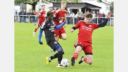 Bild: Hubert Ziegler
Reinhauen für die Relegation: Johannes Dotzler (rechts) vom SV Hahnbach muss unter anderem noch beim Favoritenschreck SV Inter Bergsteig ran.
