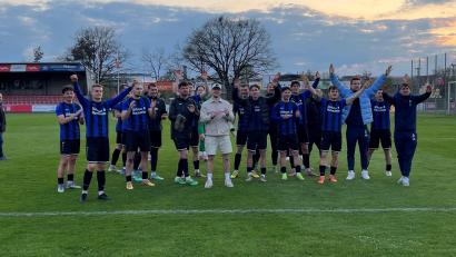 Bild: A. Schwarzmeier
Die Weidener Spieler feierten nach dem Schlusspfiff den 2:1-Sieg beim Aufstiegsanwärter ASV Neumarkt.