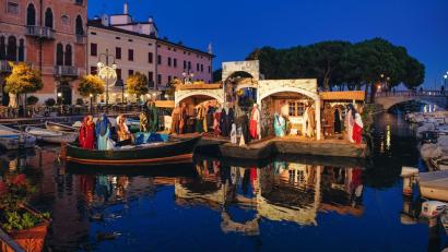 Archivbild: Pressestelle Città di Desenzano
Ziel der Reise für Jugendliche des Stadtjugendrings ist Ambergs Partnerstadt Desenzano am Gardasee. Dieses Bild zeigt die Stadt um die Weihnachtszeit.