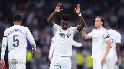 Bild: Manu Fernandez/AP/dpa
Real Madrid Vinícius Júnior jubelt nach seinem Treffer gegen CD Alaves.