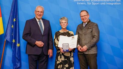 Bild: Alexandra Beier
Doris Reiß hat die Ehrenmedaille für besondere Verdienste um den Sport bekommen. Links im Bild Innenminister Joachim Herrmann, rechts BLSV-Präsident Jörg Ammon.