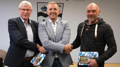 Bild: Hirsch
Bürgermeister Michael Wilfahrt (Mitte) verabschiedet die Gemeinderäte Georg Mayer (links) und Manuel Fleischmann (rechts) mit einem Geschenk.