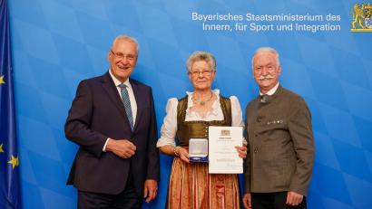 Bild: Alexandra Beier
Ingrid Schmer (Mitte) hat die Ehrenmedaille für ihre Verdienste um den Sport aus Händen von Innenminister Joachim Herrmann (links) bekommen.