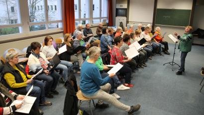 Bild: fks
Der Projektchor übte mehrmals im Vorfeld des Konzertes in der Schule in Erbendorf. Elisabeth Liedl (rechts) leitet den Chor.