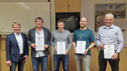 Bild: Gemeinde Altendorf
Bürgermeister Markus Schiesl verabschiedete fünf Gemeinderäte, die zum Ende der Wahlperiode aus dem Gremium ausscheiden. Im Bild von links: Bürgermeister Markus Schiesl, Daniel Maierhofer, Stefan Prey, Johannes Setzer, Michael Zapf. Manuel Lischka fehlt entschuldigt.
