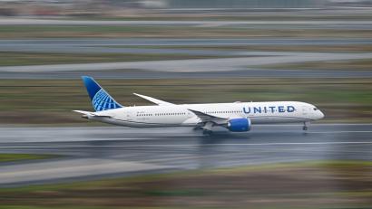 Bild: Arne Dedert/dpa
United Airlines muss die Gewinnprognose für dieses Jahr reduzieren. (Archivbild)