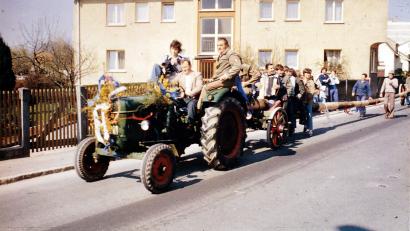 Bild: Archiv Thomas Maier
Vor 50 Jahren, am 1. Mai 1976, wurde das 1. Maifest der Freiwilligen Feuerwehr gefeiert. Der Maibaum stammte aus Krickelsdorf und wurde nach einer Stadtrundfahrt im Feuerwehrhof aufgestellt.