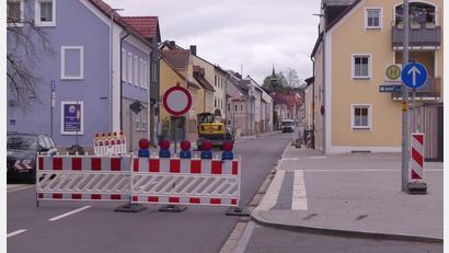 Bild: rn
Von der Anlage Kriegerdenkmal bis zur Abzweigung Wollau bleibt die Bahnhofstraße bis auf Weiteres gesperrt.