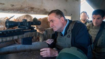 Bild: Ariel Hermoni/Verteidigungsministerium/dpa
Israels Verteidigungsminister Israel Katz bei einem früheren Truppenbesuch im Südlibanon. (Archivbild)