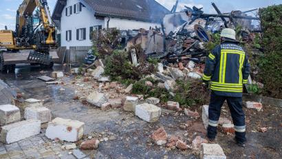 Bild: Armin Weigel/dpa
Einsatzkräfte fanden einen toten Menschen in dem Wohnhaus.