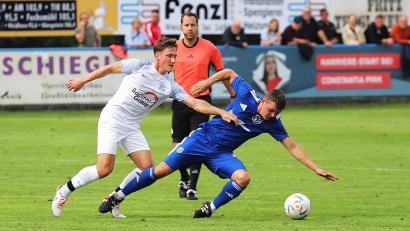 Bild: war
2:2 endete das Hinspiel des SV Etzenricht gegen Mitaufsteiger FC Teisbach. Hier eine Szene mit Jannik Herrmann, der seit Monaten fehlt. .Am Mittwochabend gibt es die Revanche in dem Stadtteil von Dingofing.