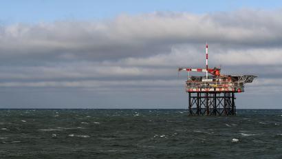 Bild: Lars Penning/dpa
Von dieser Bohrplattform soll in der Nordsee vor Borkum nach Gas gebohrt werden. (Archivbild)