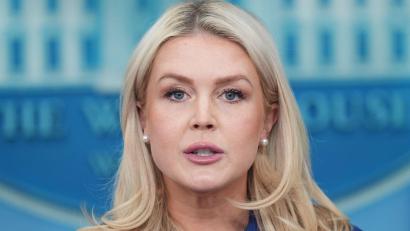 Bild: Alex Brandon/AP/dpa
Karoline Leavitt, Pressesprecherin des Weißen Hauses, spricht mit Journalisten im James Brady Press Briefing Room im Weißen Haus.