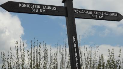 Bild: hdk
In Königstein am Marktplatz steht ein Wegweiser mit den drei Königstein-Orten. Das 30 Kilogramm schwere Schild wurde gerade von den Mitarbeitern des Bauhofes neu gestrichen.