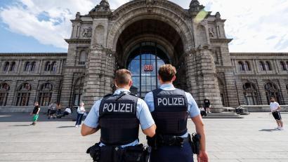 Symbolbild: Daniel Karmann/dpa
Nach einer Bedrohung an einem Service-Point ermittelt die Bundespolizei am Nürnberger Hauptbahnhof gegen einen 54-Jährigen.