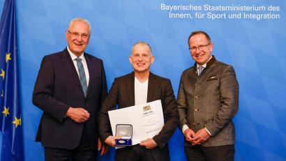 Bild: Alexandra Beier
Peter Dehling, Schwimmlegende aus Weiden (Mitte), hat die Ehrenmedaille für besondere Verdienste um den Sport bekommen. Links im Bild Innenminister Joachim Herrmann, rechts Jörg Ammon, BLSV-Präsident.