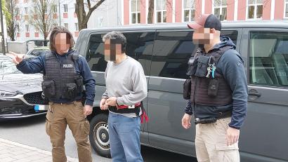 Bild: Bundespolizei
Beamte der Bundespolizei Waidhaus verbringen den Beschuldigten in das Gerichtsgebäude in Weiden. Der Mann gilt als professioneller Schleuser und wurde aus dem Libanon nach Deutschland überstellt.