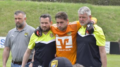 Bild: Hubert Ziegler
Patrick Stiegler (Zweiter von rechts) vom SV Hahnbach zog sich im Spitzenspiel gegen den FC Amberg eine Knieverletzung zu.