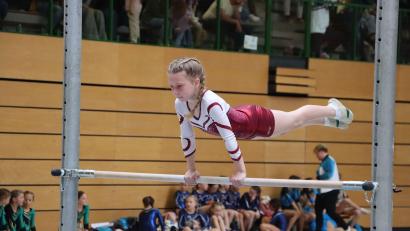 Bild: Julia Ritter
Konzentriert bei der Übung: Eine Turnerin der TG Tirschenreuth.