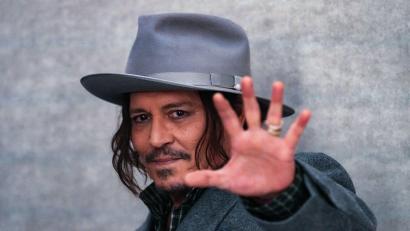 Bild: Thibault Camus/AP/dpa
Einen Monat lang präsentieren die Art Gallery Wiesbaden und die Galerie Bilder Fuchs in Fulda Kunstwerke von Johnny Depp. (Archivbild)