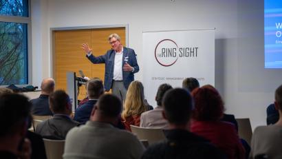 Bild: Sebastian Scher
Die Reihe "Work-Life-Wow" startet vor zahlreichen Besuchern bei Oberpfalz-Medien. Im Bild Professor Claas Christian Germelmann.