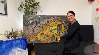 Bild: Wolfgang Hauer
Susanne Hauer, vor einem ihrer großflächigen Werke, freut sich auf die Herausforderung in Weiden.