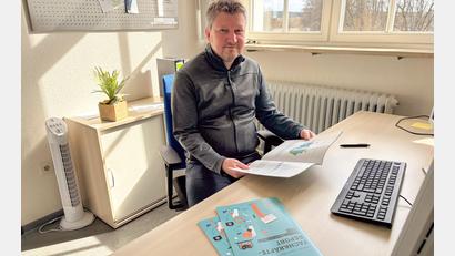 Bild: Dominik Göhl/Landratsamt Tirschenreuth
Der Bildungsmonitorer des Landkreises Tirschenreuth Dr. Wolfgang Heß, der den Fachkräftereport 2026 zusammen mit dem Bildungsbüro des Landkreises erarbeitet hat, stellt den Bericht vor.