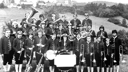 Bild: Jugendblaskapelle Roggenstein/exb
Ein Bild aus der Gründungszeit mit einheitlicher Tracht und Dirigent Hans Riedlbauer (links).