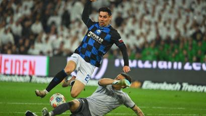 Bild: Swen Pförtner/dpa
Raphael Obermair (hier im Zweikampf mit Hannovers Torwart Nahuel Noll am vergangenen Sonntag) fehlt dem Aufstiegsaspiranten Paderborn im Saisonendspurt.