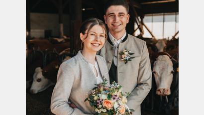 Bild: Timo Viehmann
Leonie und Ben Luber im Kuhstall. Ein bisher seltenes, aber passendes Bild, da das Brautpaar den elterlichen Bauernhof der Braut übernehmen wird.