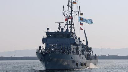 Archivbild: Björn Wilke
Der Minenjäger Sulzbach-Rosenberg war bis Dezember 2025 zur Generalüberholung in der Werft und fährt jetzt wieder zur See. Unser Bild zeigt das Boot im Juni 2021 mit wehender bayerischer Flagge beim Einlaufen in den Marinestützpunkt Kiel nach zweimonatiger Operationszeit auf See.