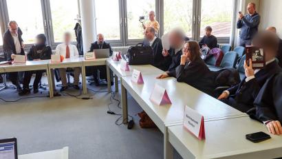 Bild: Daniel Löb/dpa
Die Beschuldigten mit ihren Anwälten im Saal des Amtsgerichtes Schwabach. (Archivbild)