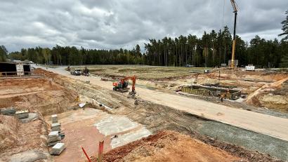Bild: Gabi Schönberger
Die Baustelle auf der B 470 bei Parkstein-Hütten zeigt mächtig Betrieb. Das alte Brückenbauwerk ist abgebrochen worden. Mittlerweile wurde mit den Schalungsarbeiten der Widerlager für das neue Bauwerk begonnen. Außerdem ging bereits die Baustellenerschließung über die Bühne, so dass Verkehr auf der B 470 möglichst wenig beeinträchtigt wird