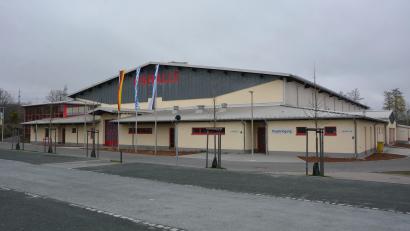 Bild: jr
Steigen werden ab 1. September diesen Jahres die Gebühren für die Mitterteicher Eissporthalle (Bild). Steigende Energiepreise und Betriebskosten machen eine Erhöhung unumgänglich, hieß es. Die Gebührenerhöhung wurde einstimmig gefasst.