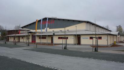 Bild: jr
Steigen werden ab 1. September diesen Jahres die Gebühren für die Mitterteicher Eissporthalle (Bild). Steigende Energiepreise und Betriebskosten machen eine Erhöhung unumgänglich, hieß es. Die Gebührenerhöhung wurde einstimmig gefasst.