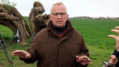 Bild: Bernd Wüstneck/dpa
Till Backhaus (SPD), Umweltminister des Landes Mecklenburg-Vorpommern, hat sich in der Nacht mit Experten der Fischereiaufsicht einen Eindruck vom Zustand des Wals verschafft. (Archivbild)