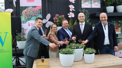 Bild: Fischer
Bei der Taufe der Pflanze des Jahres 2026 in Oberviechtach, dem Feenstaub, waren (von links) Bürgermeister Rudolf Teplitzky, Ulla Baumer Inhaberin Gärtnerei Baumer, Bernd Fischer Bezirksvorsitzender Bayerischer Gärtnerei-Verband für die Oberpfalz, Staatsminister Albert Füracker und Reiner Steinhilber Vorsitzender für Endverkaufsbetriebe Bayerischer Gärtnerei-Verband.