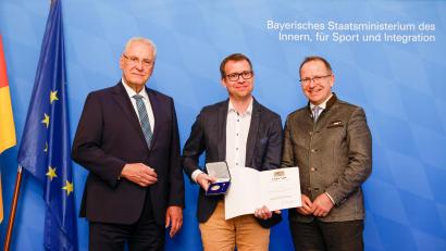 Bild: Alexandra Beier
Holger Böhmler vom SV Altenstadt/Vohenstrauß (Mitte) hat die Ehrenmedaille für besondere Verdienste um den Sport bekommen. Links im Bild: Innenminister Joachim Herrmann, rechts Jörg Ammon, Präsident des bayerischen Landessportverbands (BLSV).